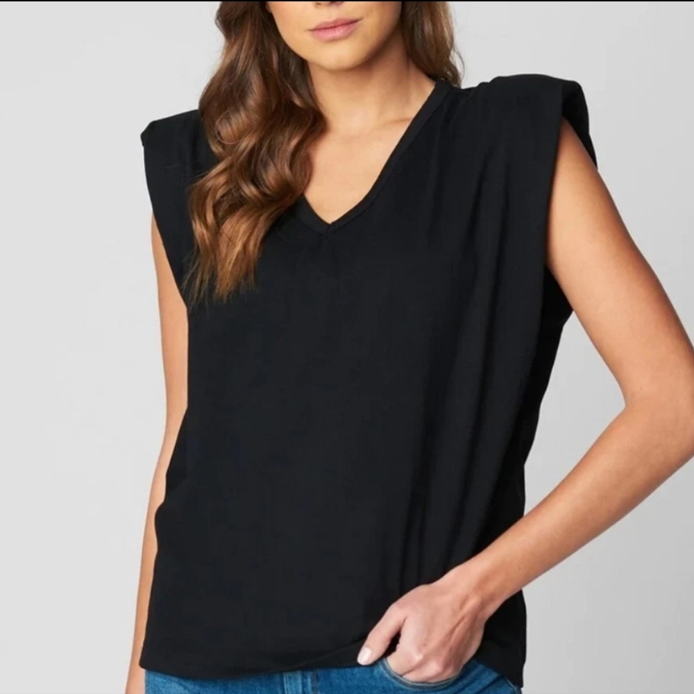 NWT [BLANKNYC] Womens Sleeveless Padded‎ Shoulder V-Neck Tee Shirt Black